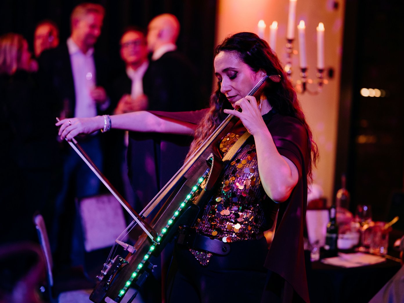 Eine Frau spielt E-Cello inmitten des Kulturschuppens