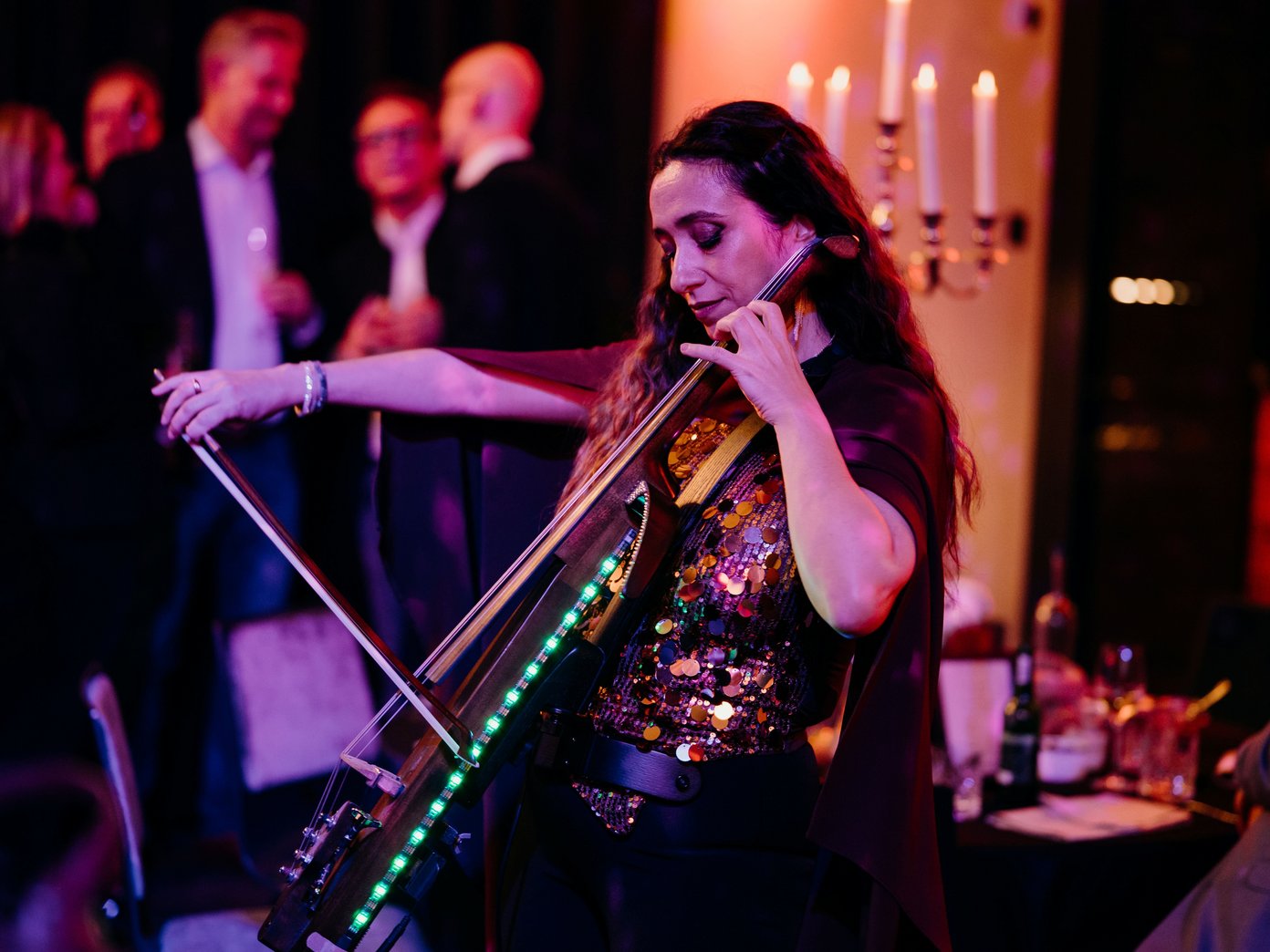 Eine Frau spielt E-Cello inmitten des Kulturschuppens