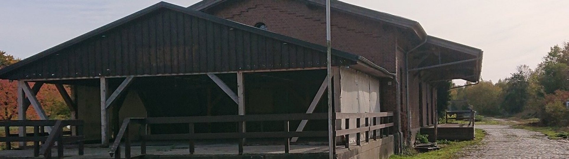 Ein altes Bild von einem Schuppen