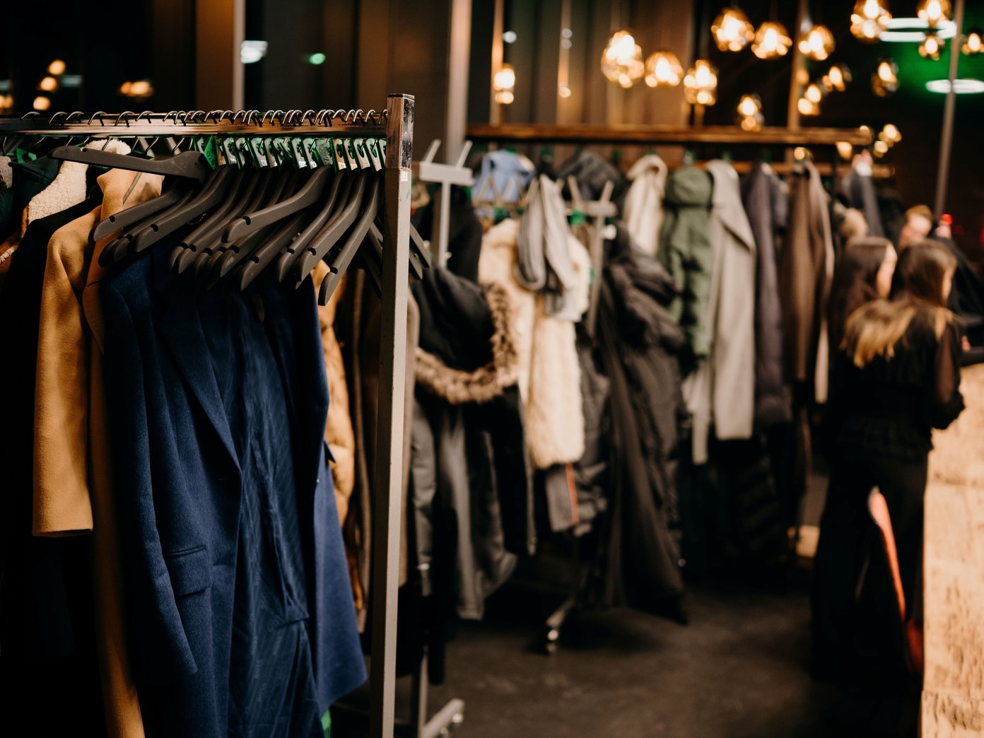 Viele Jacken an einer Garderobe