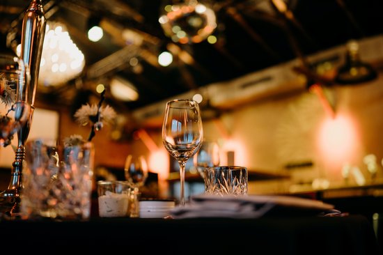 Von unten fotografierter festlich gedeckter Rundtisch