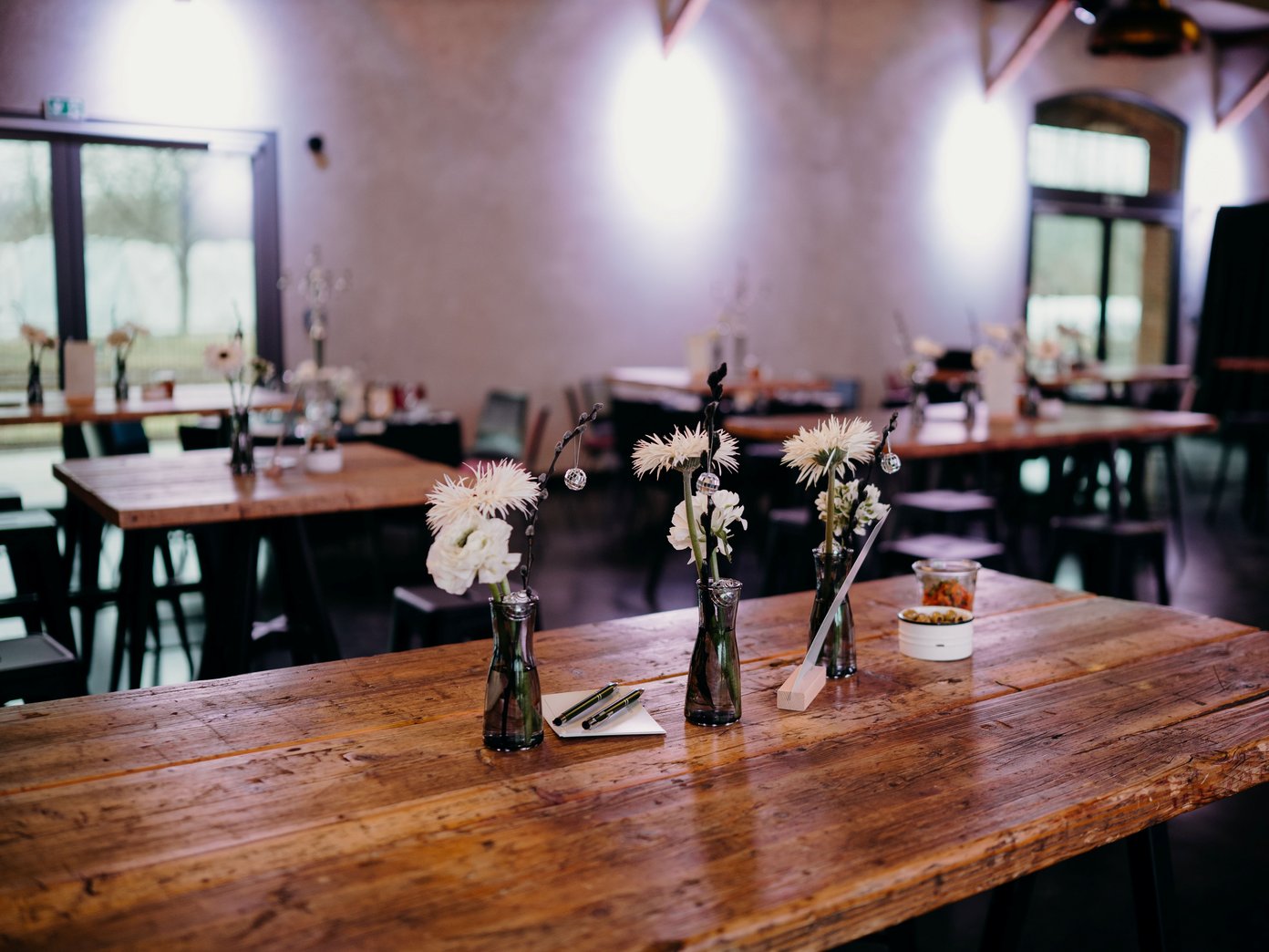 Weiße Blumen in einer Vase auf einem Holztisch