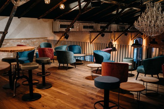 Eine Empore mit bunten Lounge Möbeln