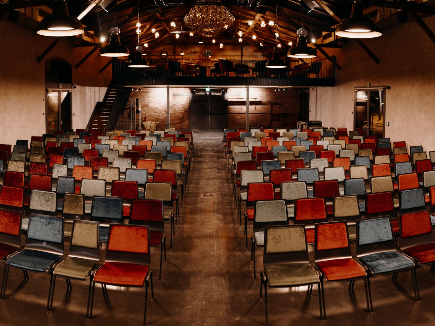 Panorama View Kulturschuppen Bestuhlt Panorama Ansicht der bunten Reihenbestuhlung des Kulturschuppens