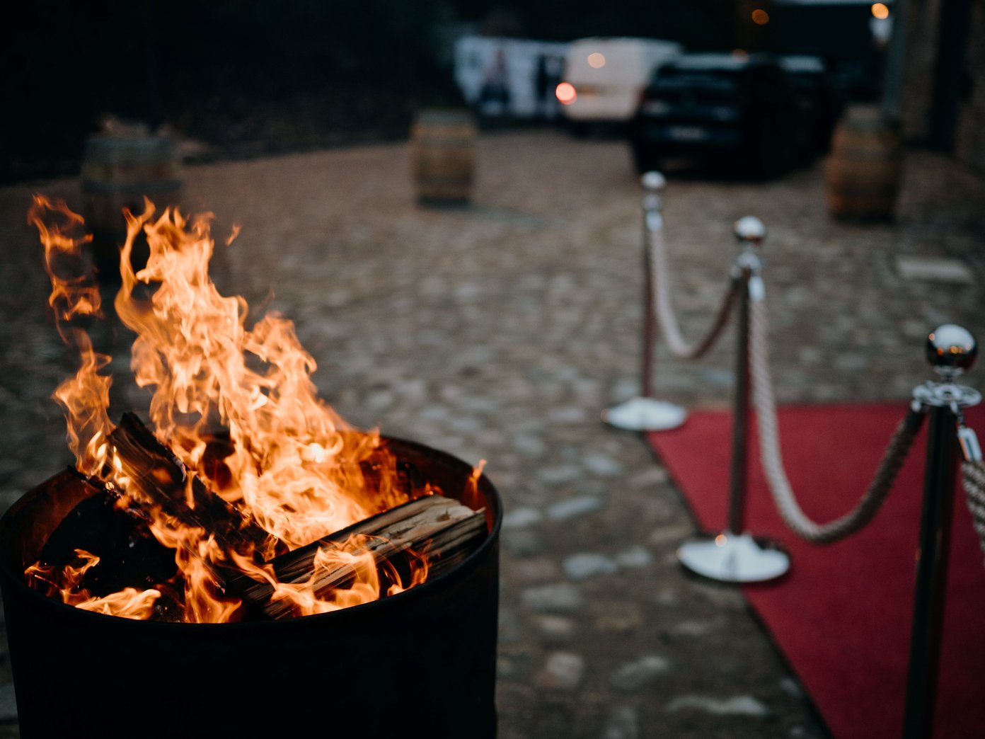 Feuertonne Feuer aus einer Feuertonne direkt am Roten Teppich mit Absperrbändern