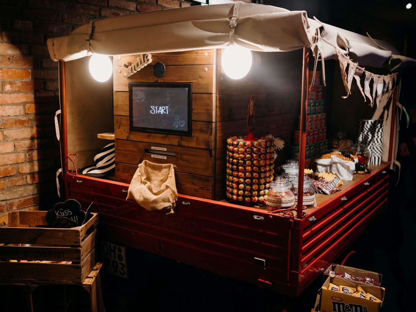 Eine Ape mit Fotobox und eingebauter Candybar