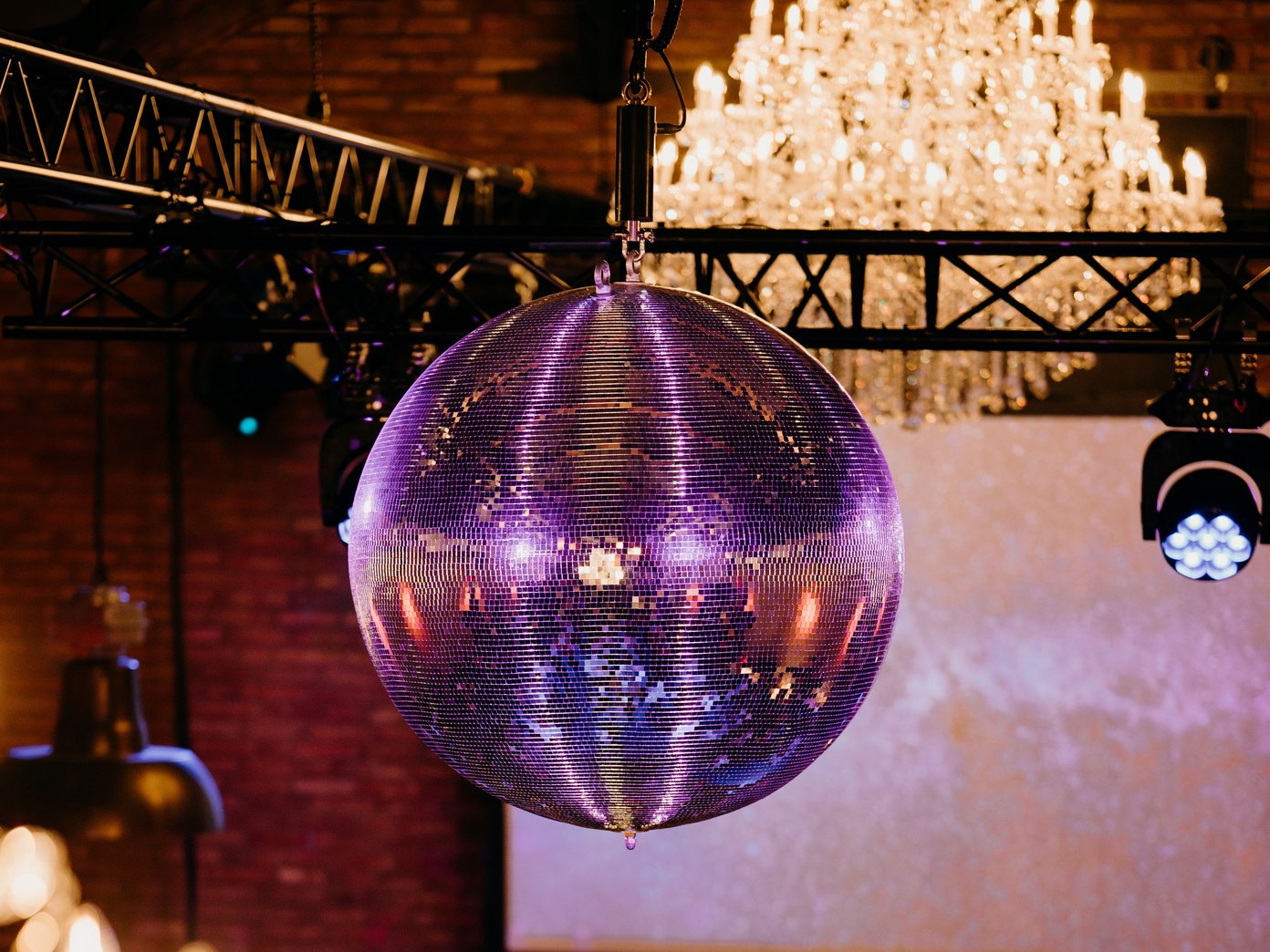 Diskokugel an der Decke einer Eventlocation