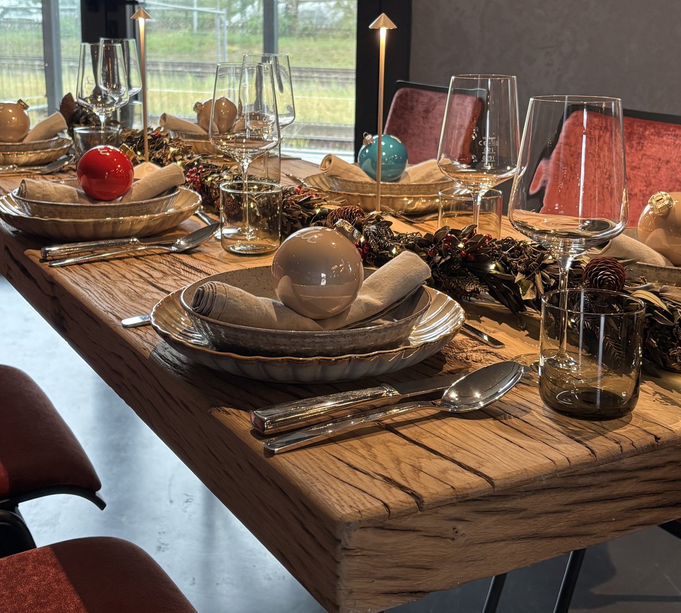 Weihnachtsfeier Weihnachtlich gedeckter Holztisch