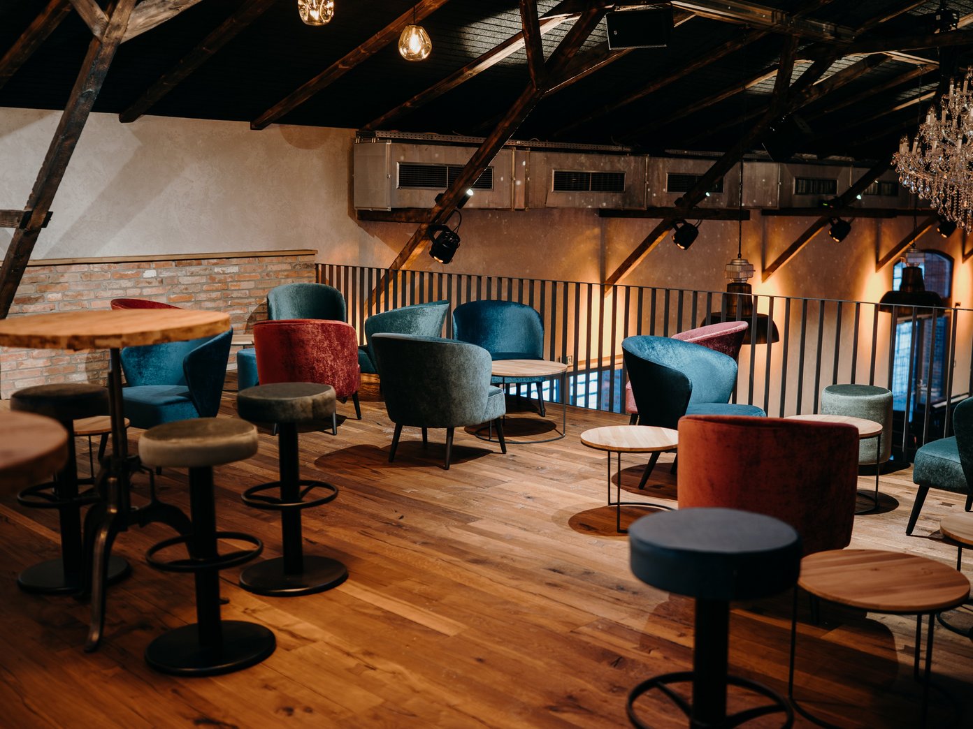 bunte Loungemöbel auf einer Holzempore