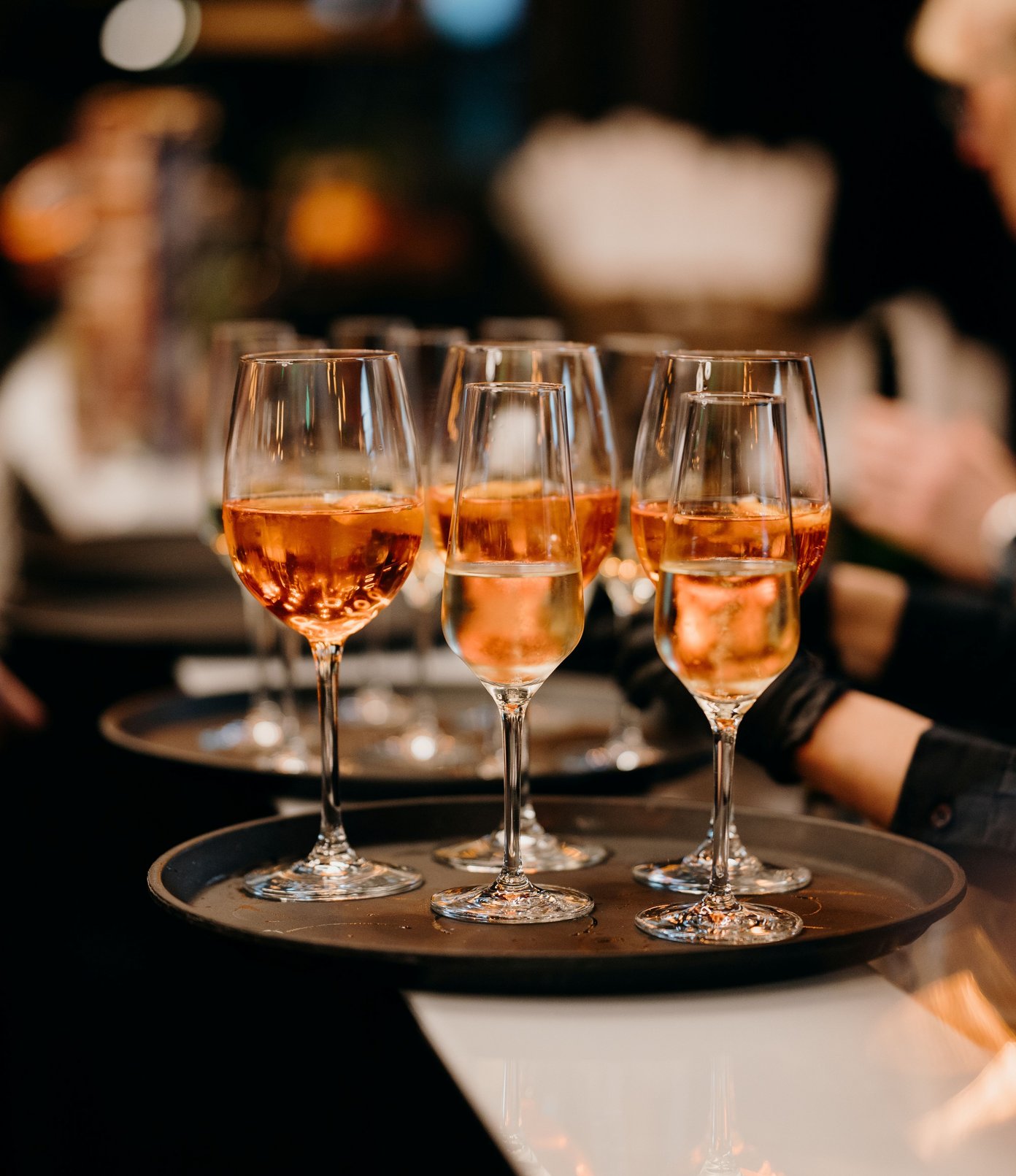 Getränketablett Ein Tablett mit drei Gläsern Aperol und zwei Gläsern Sekt