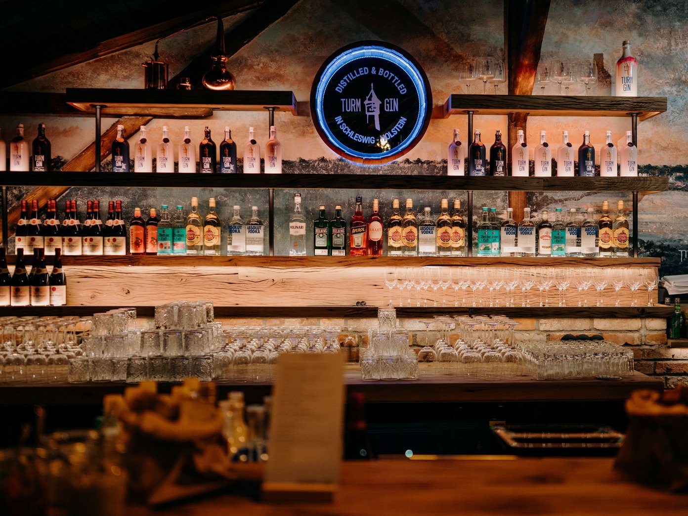 Eine mit spirituosen gefüllte Bar