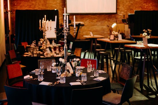 Runder gedeckter Tisch mit Kerzenständer